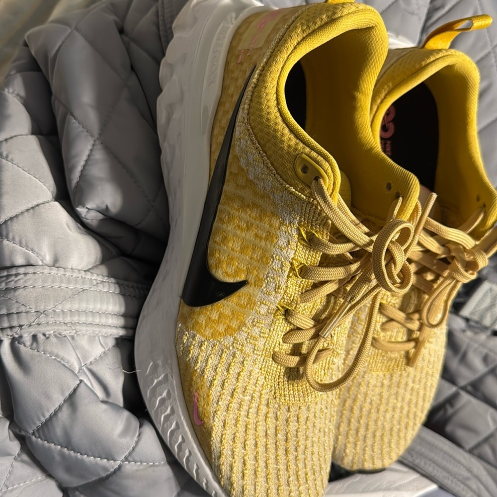 Cute nike flyknit worn 2 maybe